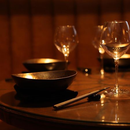 באונס-און-ווינדרמיר Lakes Hotel & Spa מראה חיצוני תמונה A wine glass and chopsticks
