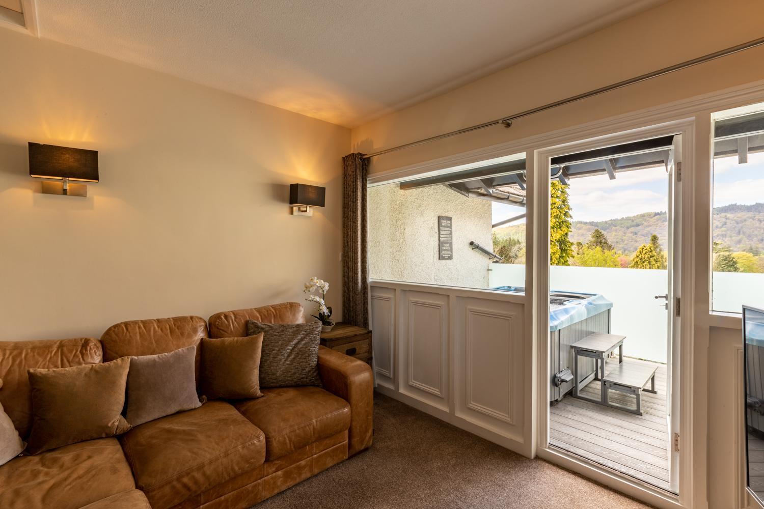 באונס-און-ווינדרמיר Lakes Hotel & Spa חדר תמונה A living room with a sliding door