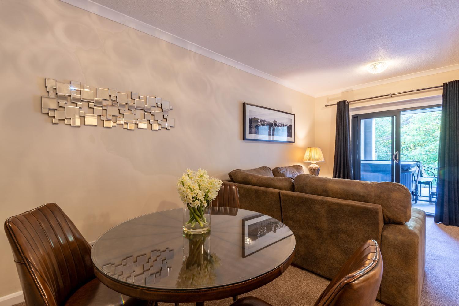 באונס-און-ווינדרמיר Lakes Hotel & Spa חדר תמונה A living room in a typical apartment at the complex